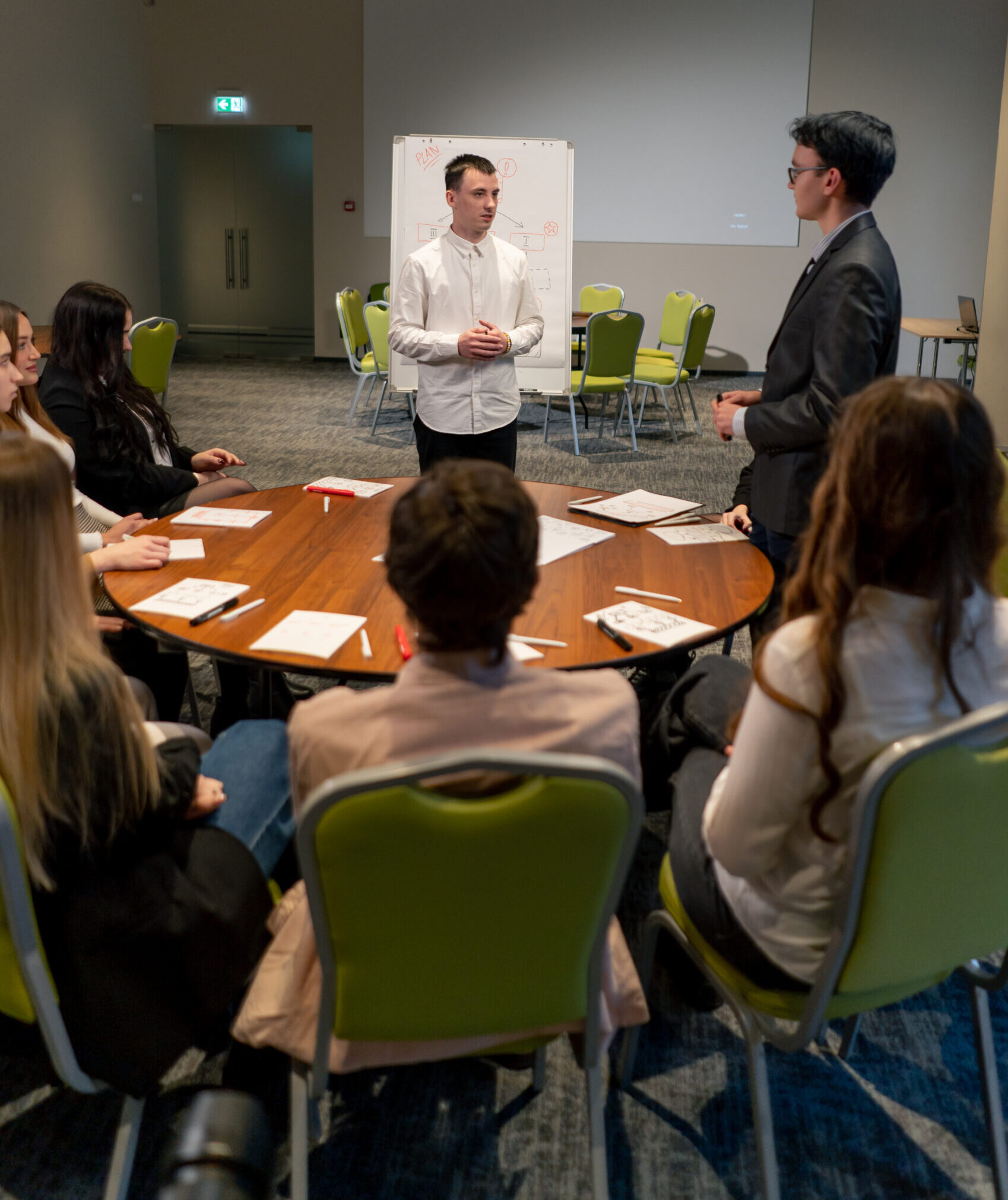 business meeting the audience asks a question or offers an idea to the speaker during a brainstorming session